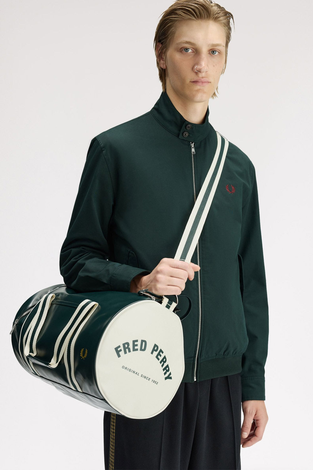 a man wearing the fred perry Classic Barrel Bag Grassroots Ecru over his shoulder